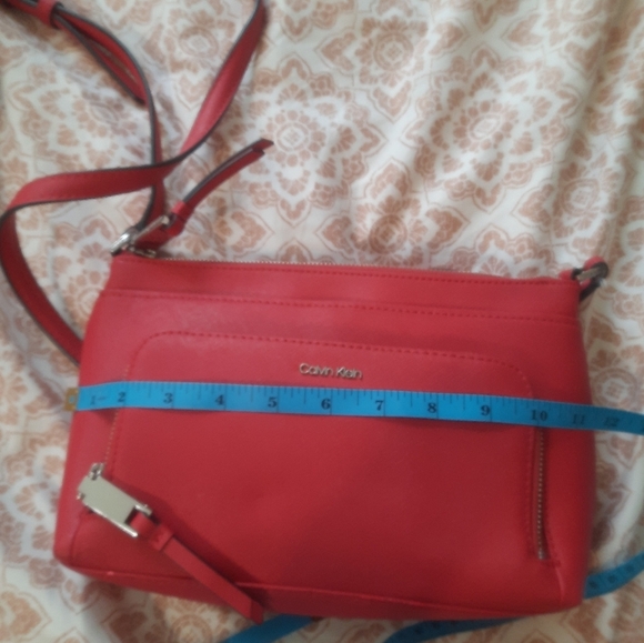 Calvin Klein Red Crossbody Bag with Sleek Design - Picture 3 of 12